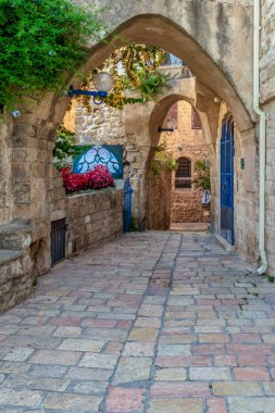 Eski bir ortaçağ şehrinin caddesi. Tel Aviv, Jaffa. Sanatçıların çeyreği.