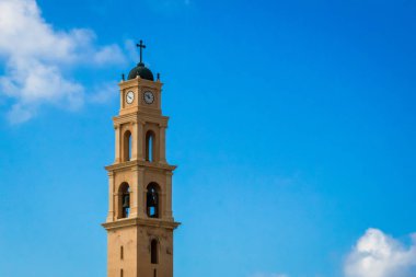 Çan kulesi ve Jaffa, Telaviv 'deki St. Perth kilisesinin çanları parlak mavi gökyüzüne karşı..