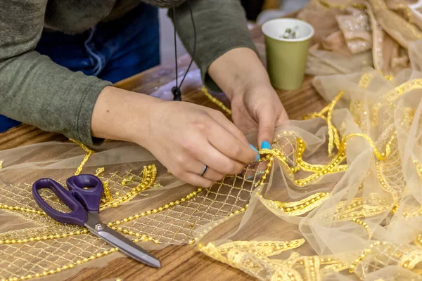 Processo Fazer Vestido Noite Elegante Menina Designer Borda Padrão Strass — Fotografia de Stock