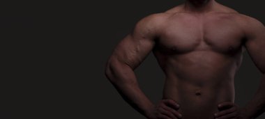 Mükemmel karın kasları olan, fotokopi alanı olan atletik adamın yakın gövdesi. Sağlıklı, kaslı genç bir adam karanlık arka planda izole edilmiş. Güçlü fitness erkek vücudu. Vücut geliştirici ve kaslı vücut konsepti.
