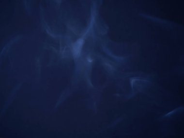 Koyu mavi arka planda gri bukleler. Mistik şekilli duman bulutu. Boşluk mavi ve gri soyut arkaplan.