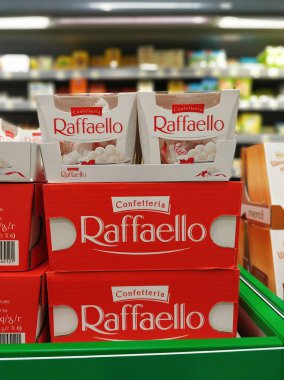 Raffaello Hindistan cevizli badem şekeri koleksiyonu süpermarket rafında. İtalyan çikolatacı Ferrero 'dan şekerleme. St. Petersburg, Rusya. 2020-02-20.
