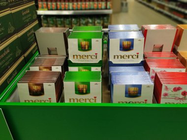 Finniş süpermarketi Prisma 'da Avrupa olarak bilinen ünlü hediye veren çikolata. Saint-Petersburg, Rusya. 2020-02-20.