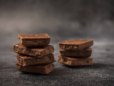 Kırık kahve parçacıkları gri taş arka planda kapanıyor..