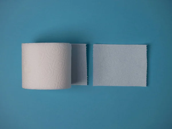 Toiletpapier Roll Gescheurd Blad Een Blauwe Achtergrond Bovenaanzicht Met Kopieerruimte — Stockfoto