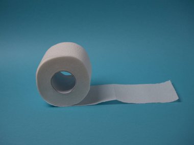 Tuvalet kağıdı, mavi arkaplanda rulo halinde. Kopyalama alanı ile kapatın..