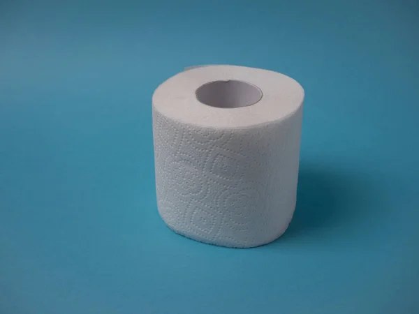 Beyaz Delikli Iki Katmanlı Tuvalet Kağıdı Mavi Arka Planda Izole — Stok fotoğraf