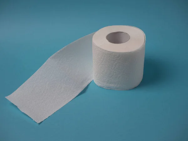 Beyaz Delikli Iki Katmanlı Tuvalet Kağıdı Mavi Arka Planda Izole — Stok fotoğraf