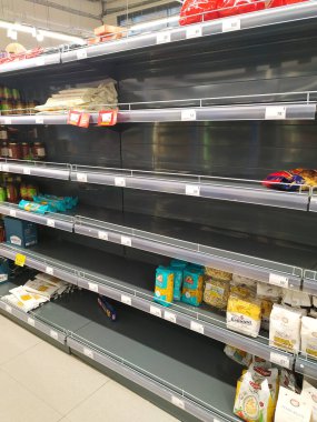 Perekrestok 'taki yerel bir süpermarkette neredeyse boş raflar ve makarna. İnsanlar Coronavirus COVID-19 yüzünden panik içinde gıda toptan satışı yapıyorlar. St. Petersburg, Rusya. 2020-03-18.