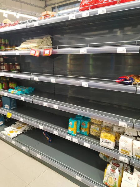 Perekrestok 'taki yerel bir süpermarkette neredeyse boş raflar ve makarna. İnsanlar Coronavirus COVID-19 yüzünden panik içinde gıda toptan satışı yapıyorlar. St. Petersburg, Rusya. 2020-03-18.