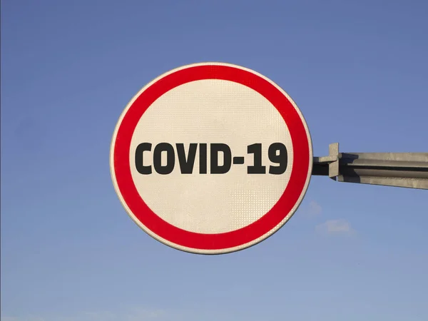Концепція Попередження Covid Круглий Червоний Дорожній Знак Фоні Блакитного Неба — стокове фото