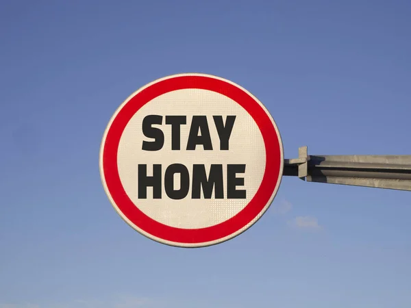 Stay Home Rotondo Cartello Stradale Rosso Sfondo Cielo Blu Concetto — Foto Stock