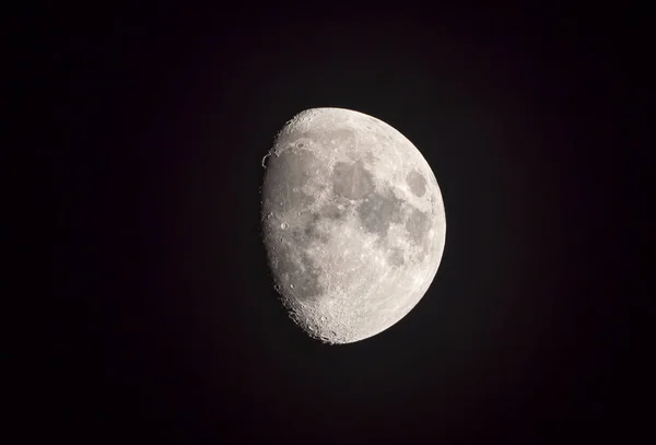 Närbild Vaxning Gibbous Moon Isolerad på Dark Sky i Thailand — Stockfoto