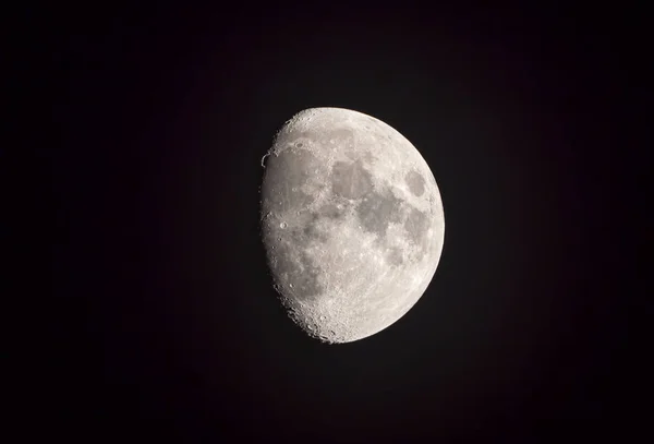 Închide Luna Gibbous izolată pe cerul întunecat din Thailanda — Fotografie, imagine de stoc