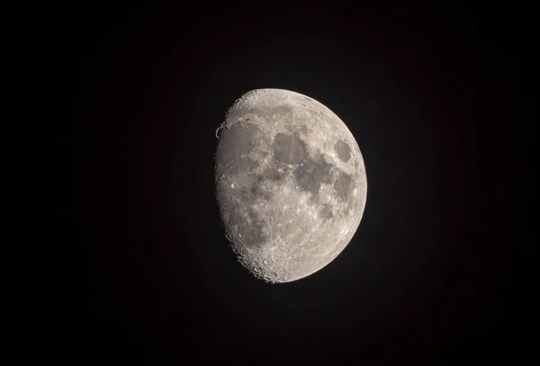 Gros plan Lune gibbeuse épilatoire isolée sur le ciel noir en Thaïlande — Photo