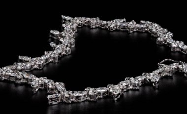 Kapalı Gümüş Elmas Kolye Kara Arkaplanda izole