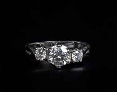 Kapalı Gümüş Elmas Yüzük Kara Arkaplanda izole