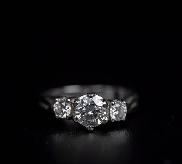 Close-up zilveren diamanten ring geïsoleerd op zwarte achtergrond Stockafbeelding