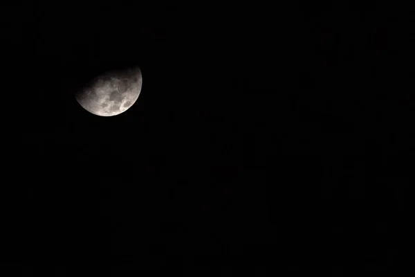 Vista nocturna de Media Luna Aislada en el Cielo Oscuro para Fondo —  Fotos de Stock