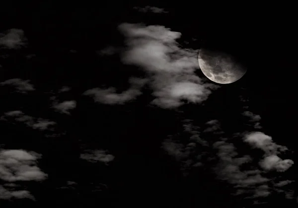 Нічний вид на півмісяць з підйомом на темне небо для тла — стокове фото