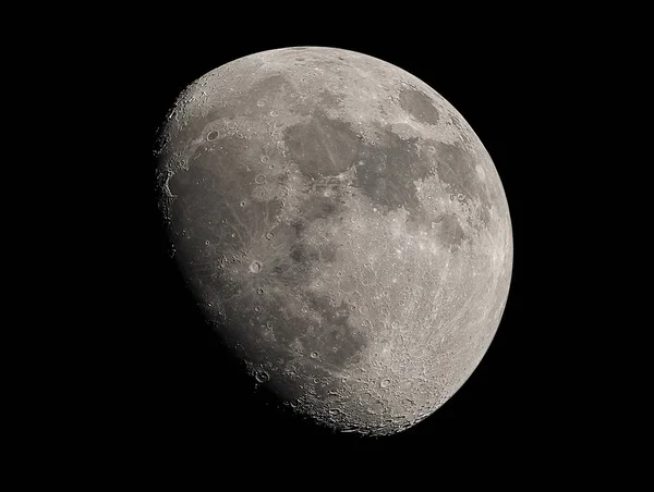Primer plano encerado Gibbous Moon aislado en el cielo oscuro en Tailandia —  Fotos de Stock