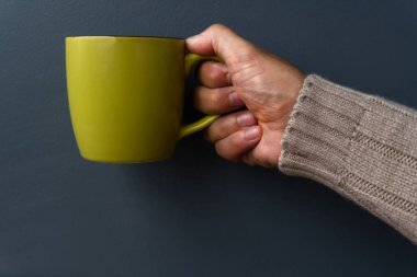 Adam yeşil kupayı saklıyor.