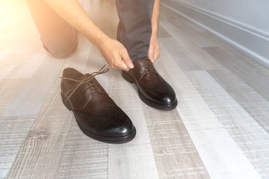 Genç adam ayak parmakları ayakkabı bağları