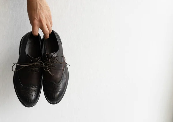 Man holds shoes — Stock Photo, Image