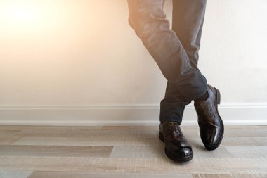 Ayakkabılı adam, sadece bacaklar.