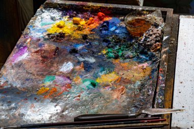 Parlak yağlı boya paletinin kapanışı.