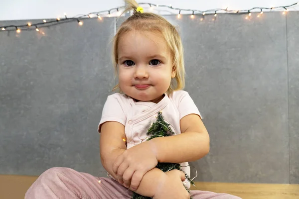 Kid abraça uma árvore, conceito de ano novo . — Fotografia de Stock