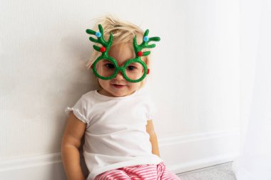 Noel gözlüklü çocuk.