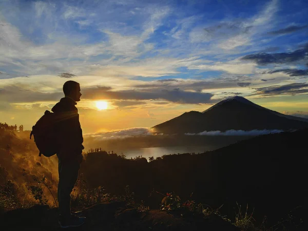 Man vid Batur aktiv vulkan — Stockfoto