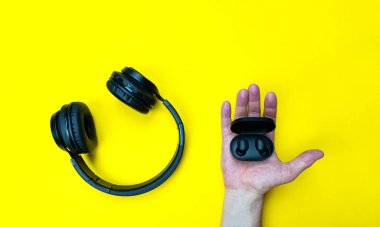 Sarı arka planda farklı kulaklıklar var..