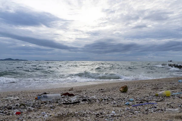 Müll in der Nähe von Steinen am Strand versteckt — Stockfoto