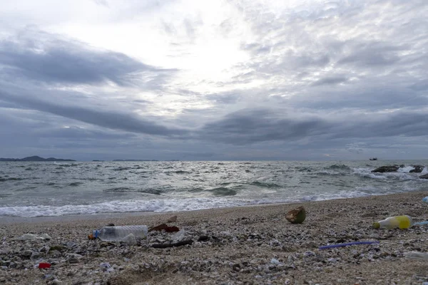 Müll neben Steinen am Strand versteckt — Stockfoto