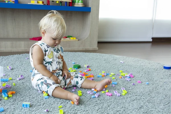 Baby plays with toy bricks — ストック写真