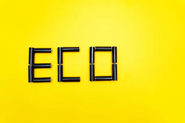 Palabra eco hecha de baatteries negro sobre fondo amarillo —  Fotos de Stock