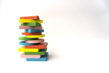 Oyuncak renkli tuğlalar birbiri üzerine konmuş.