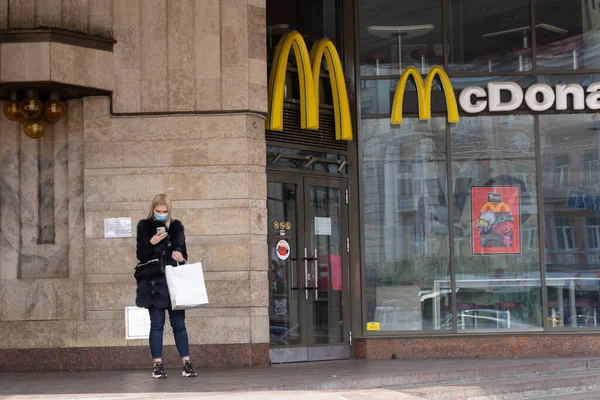 Kiev, Ucraina, 27 marzo 2020, giovane ragazza di moda si trova vicino a McDonald — Foto Stock