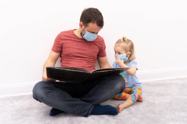 Beyaz adam ve koruyucu maskeli küçük sevimli bir çocuk.