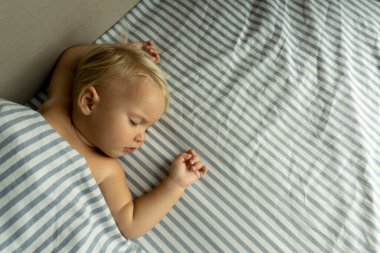Tatlı bebek iyi uyuyor, el kaldırıyor.