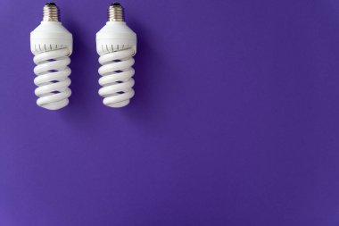 Menekşe arkaplan üzerinde iki halojen beyaz lamba