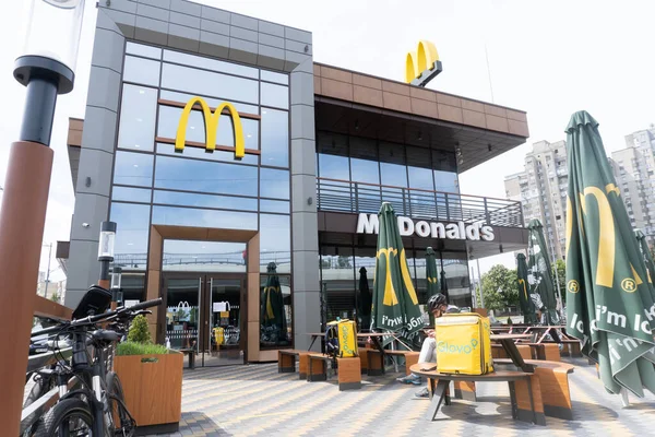 Kiew, Ukraine, 15. Mai 2020, Glovo liefert Fastfood von mcdonalds — Stockfoto