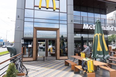 Kiev, Ukrayna, 15 Mayıs 2020, Glovo McDonalds 'dan fast food dağıtıyor.
