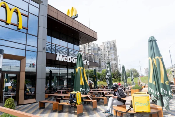 Kiew, Ukraine, 15. Mai 2020, Glovo liefert Fastfood von mcdonalds — Stockfoto