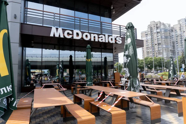 Kiew, Ukraine, 15. Mai 2020, leere isolierte Tische bei mcdonalds — Stockfoto