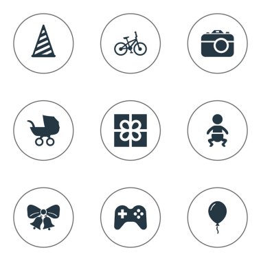 Vektör çizim basit doğum günü simgeler kümesi. Öğeleri bisiklet, bebek arabası, kamera ve diğer eş anlamlı spor oyun ve çan.