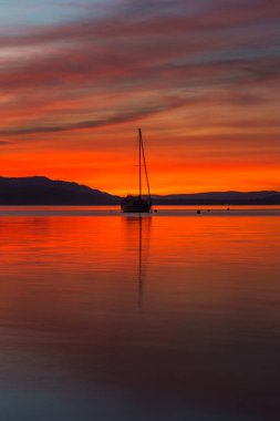 Günbatımında güzel gökyüzü olan Constance Gölü, Allensbach, Almanya 