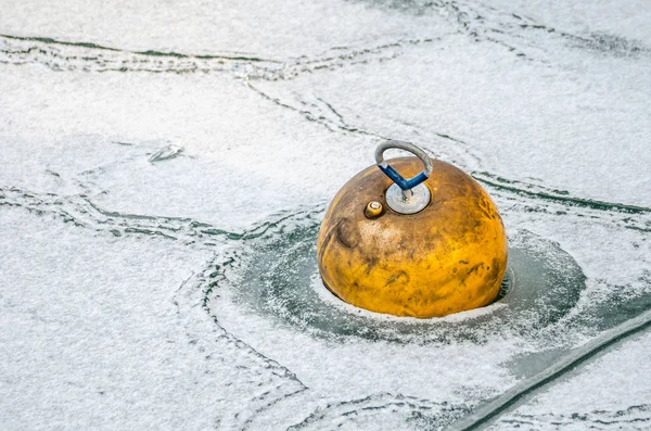 Frozen Yellow Booy and Abstract Ice Texture at Konstanz Harbor, Jezioro Bodeńskie, Niemcy — Zdjęcie stockowe
